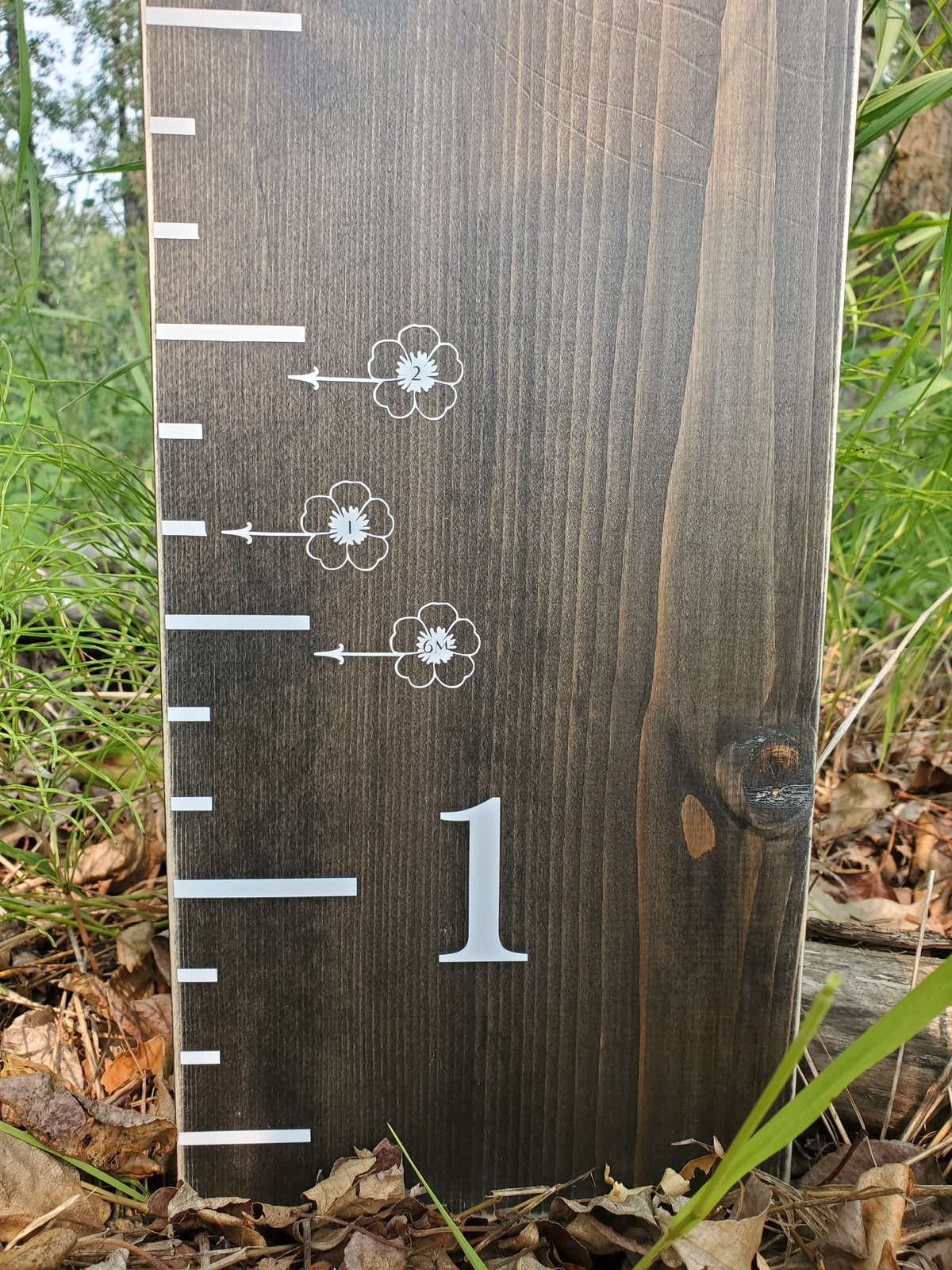 A Poppy Flower Height Marking Arrows with the number one on it made by Little Prairie Craft Co.